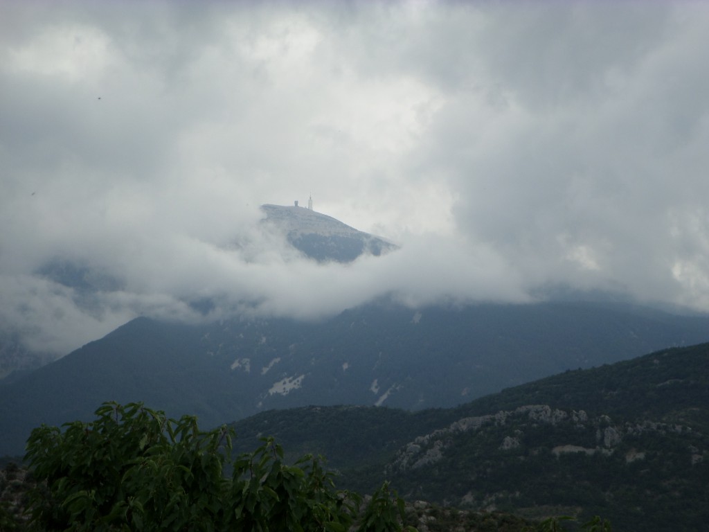 Le Mont Ventoux a la tête dans les nuages